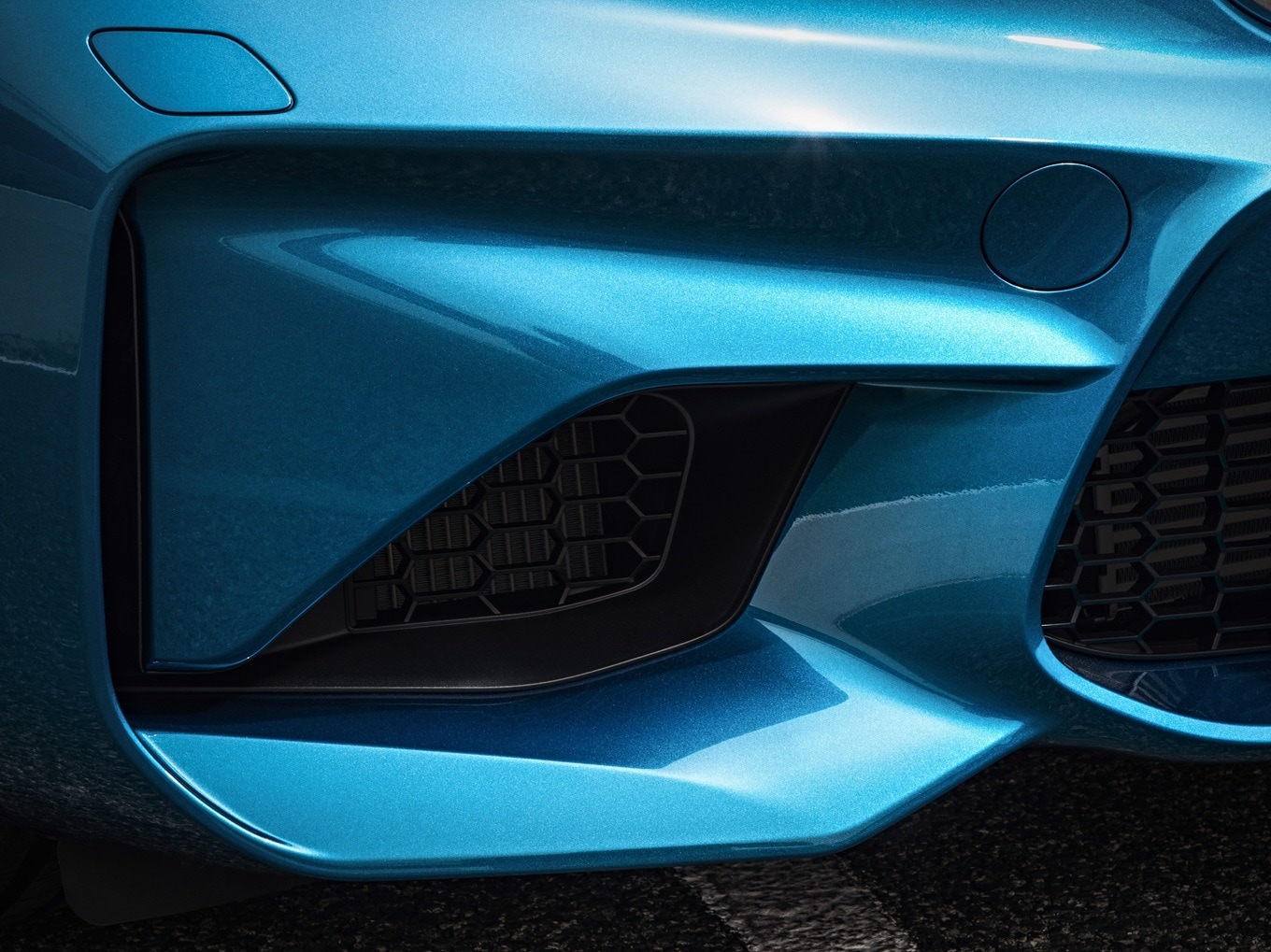 Large air intakes for optimal cooling of the high-performance powerplant of tne BMW M2 Coupé F87. 