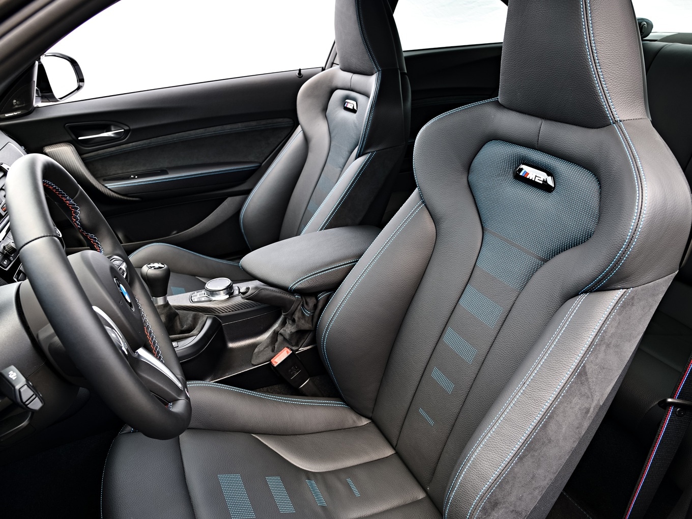 Passaenger cabin of the BMW M2 Competition F87 with sports seats. 