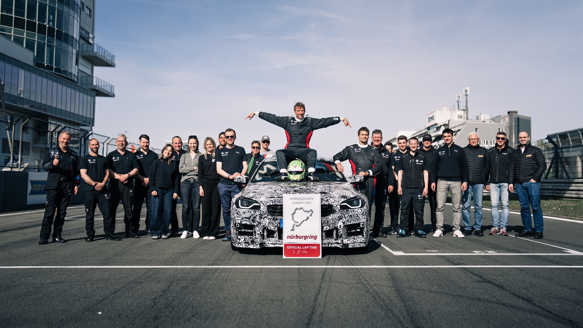 BMW M Testfahrer Jörg Weidinger mit seinem Team und dem BMW M2 CS auf dem Nürburgring. 