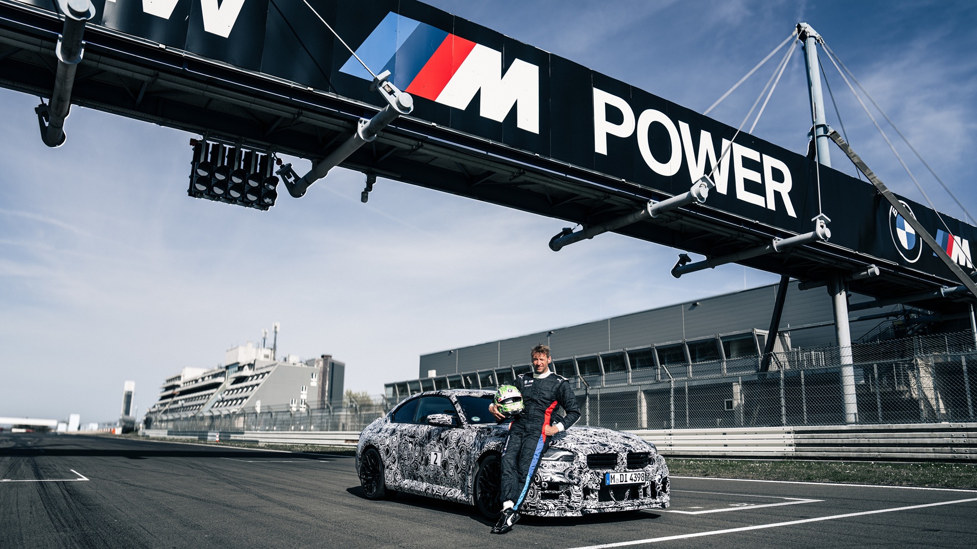 BMW M Testfahrer Jörg Weidinger mit dem BMW M2 CS