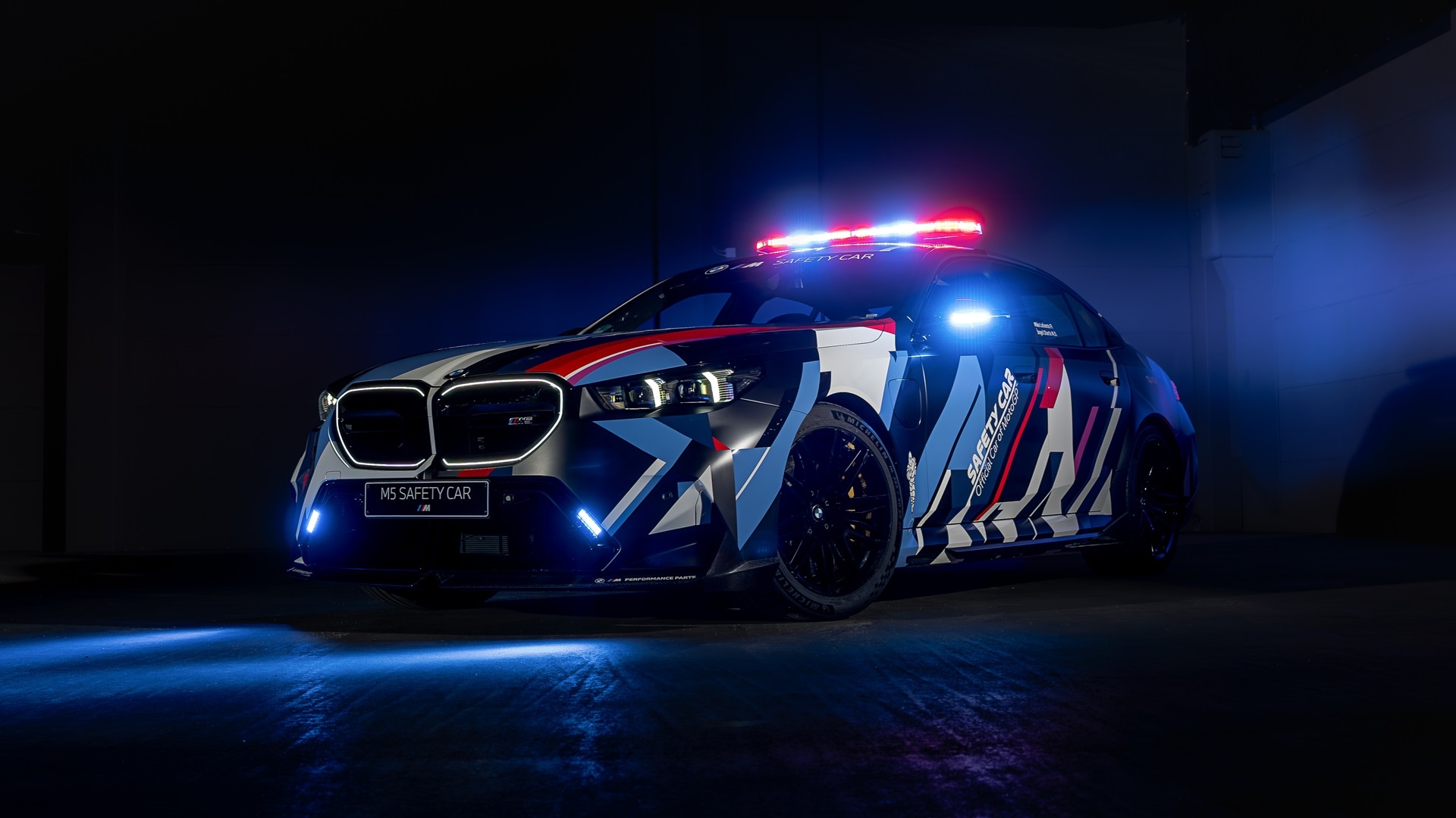 Zwei BMW M2 CS in Velvet Blue metallic und in M Brooklyn Grau metallic auf einer Rennstrecke.