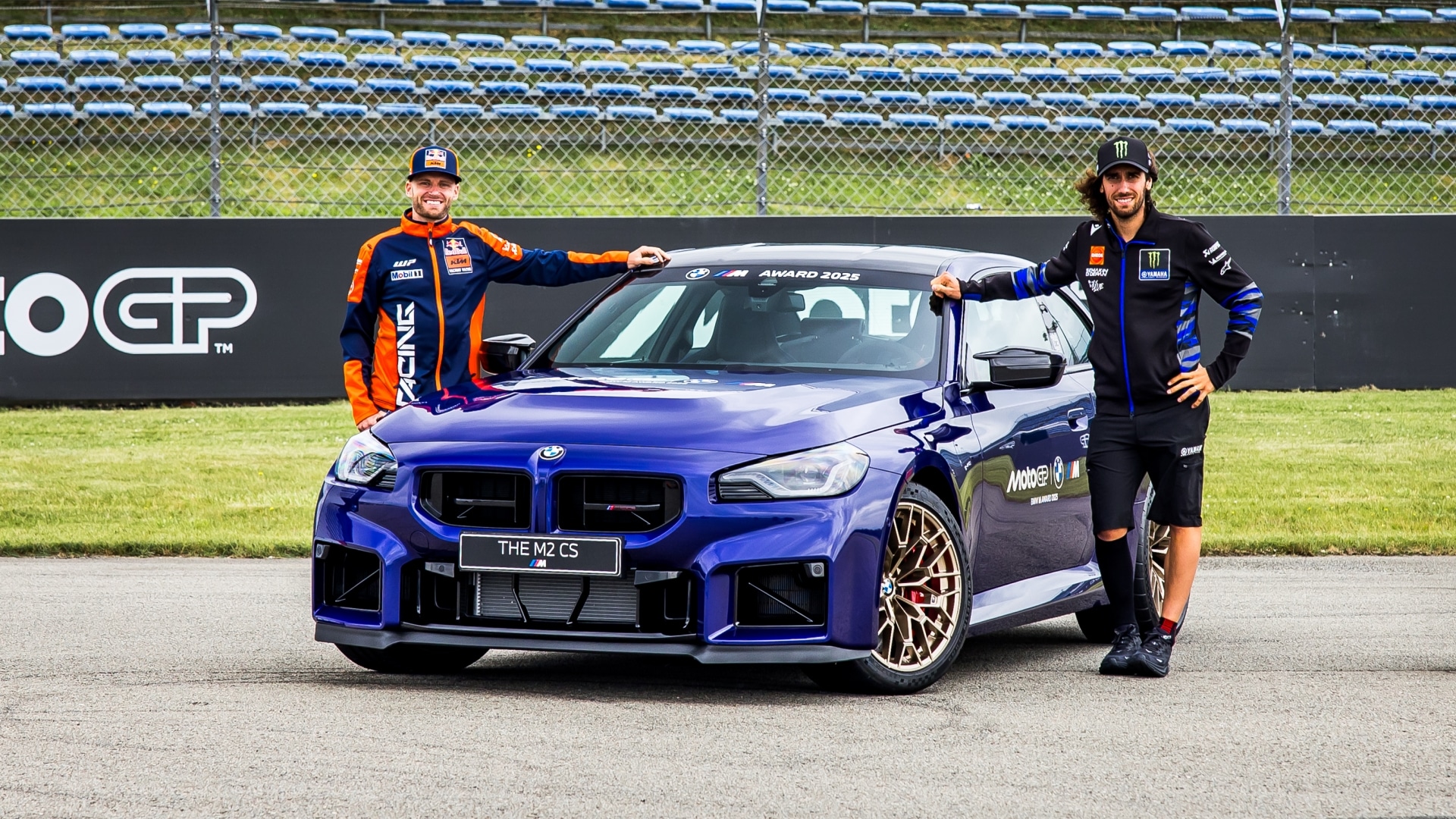 Brad Binder und Álex Rins präsentieren das Siegerfahrzeug der Saison 2025 - den BMW M2 CS.