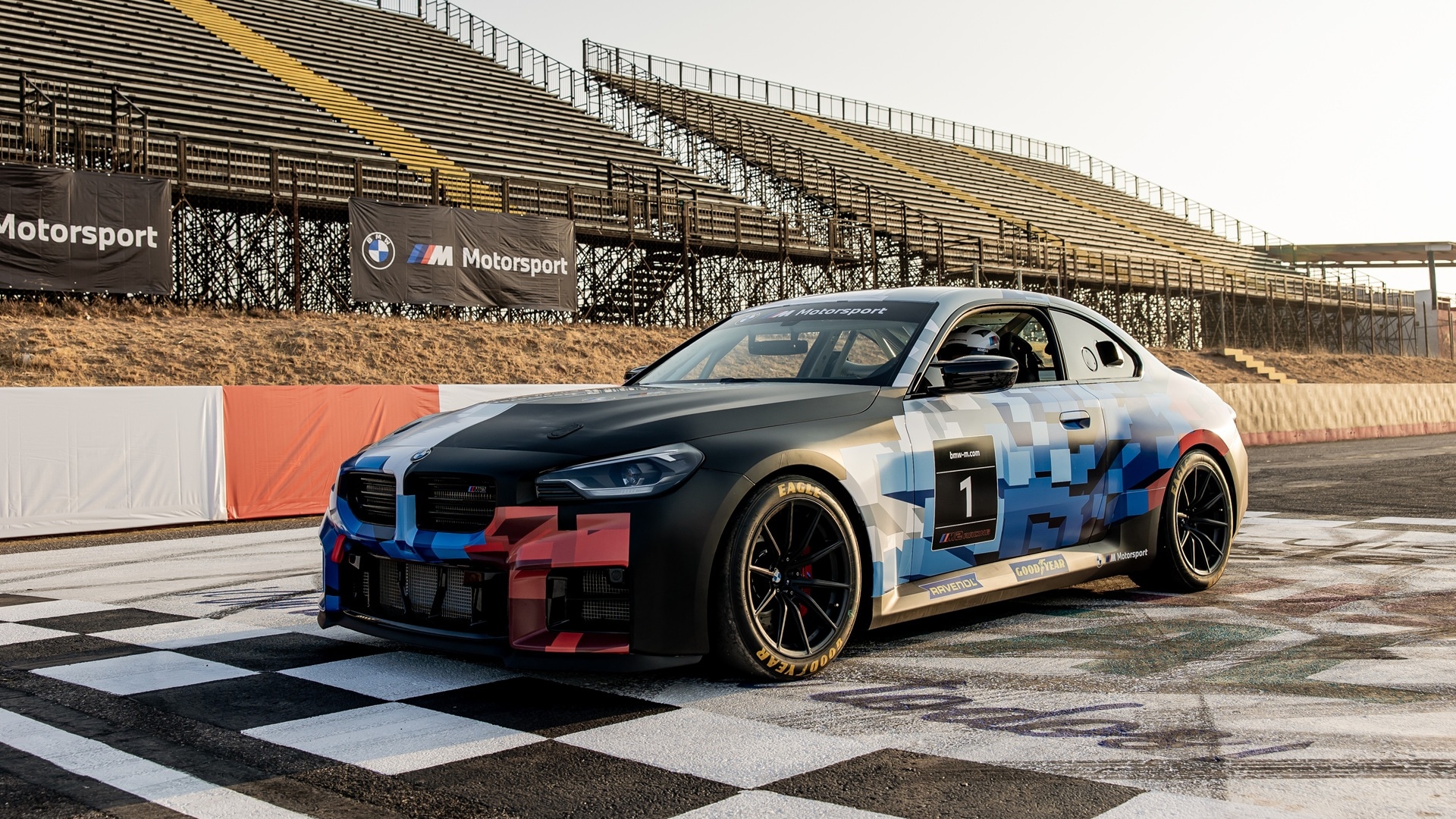 Assembly of the BMW M2 Racing at the factory in Mexico.