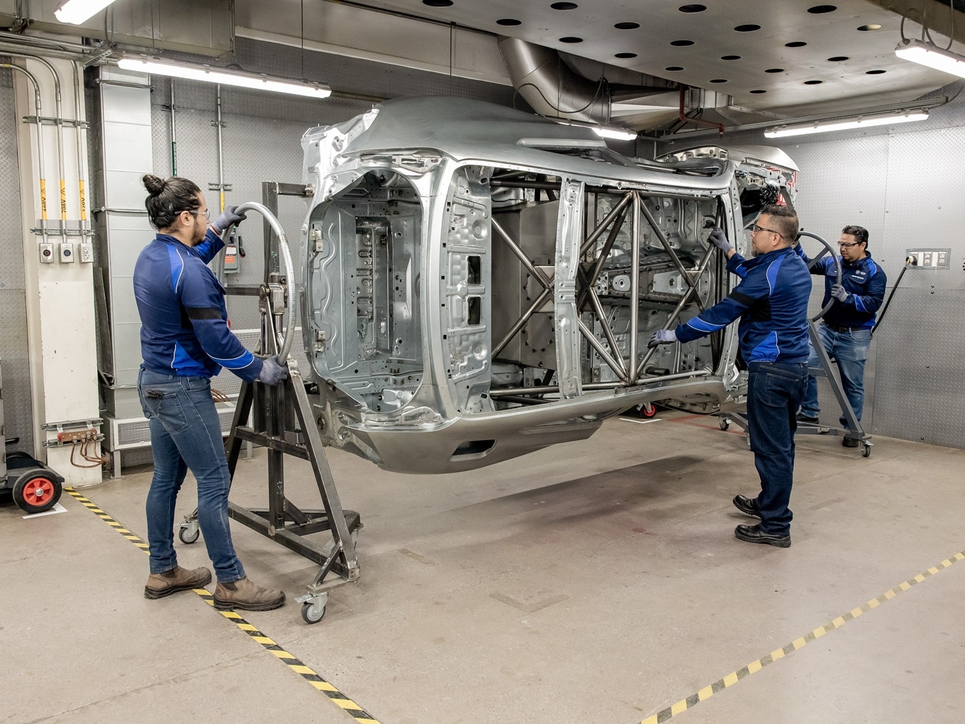Die Rohkarosse des M2 Racing mit eingeschweißtem Käfig.