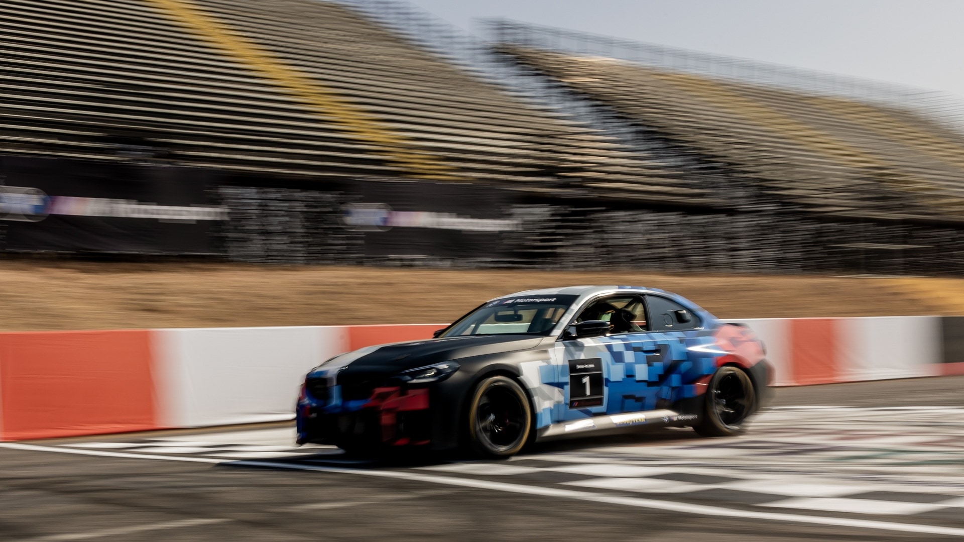 Der BMW M2 Racing bei Testfahrten auf der lokalen Rennstrecke Super Óvalo Potosino.