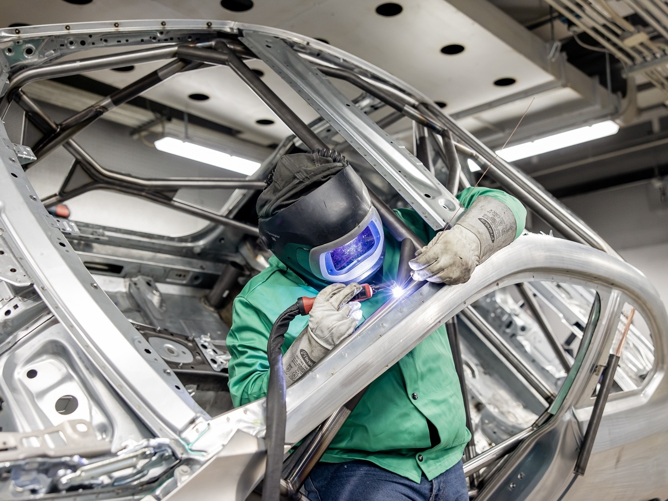 Schweißarbeiten am Käfig des M2 Racing im Werk von San Luis Potosí.