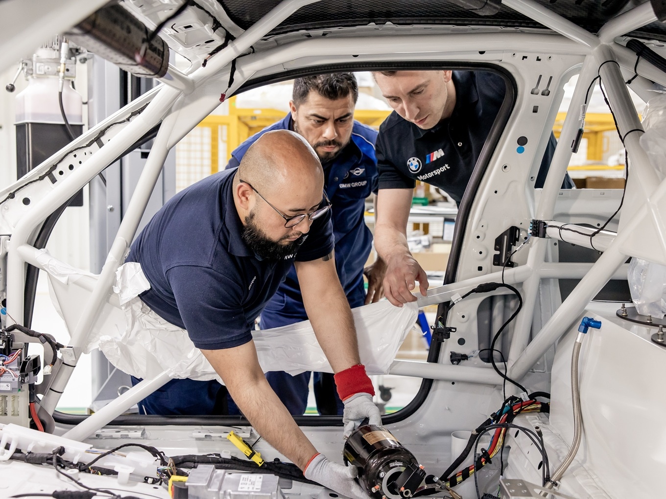 Arbeiten am Feuerlöschsystem in der Montage des BMW M2 Racing im Werk San Luis Potosi