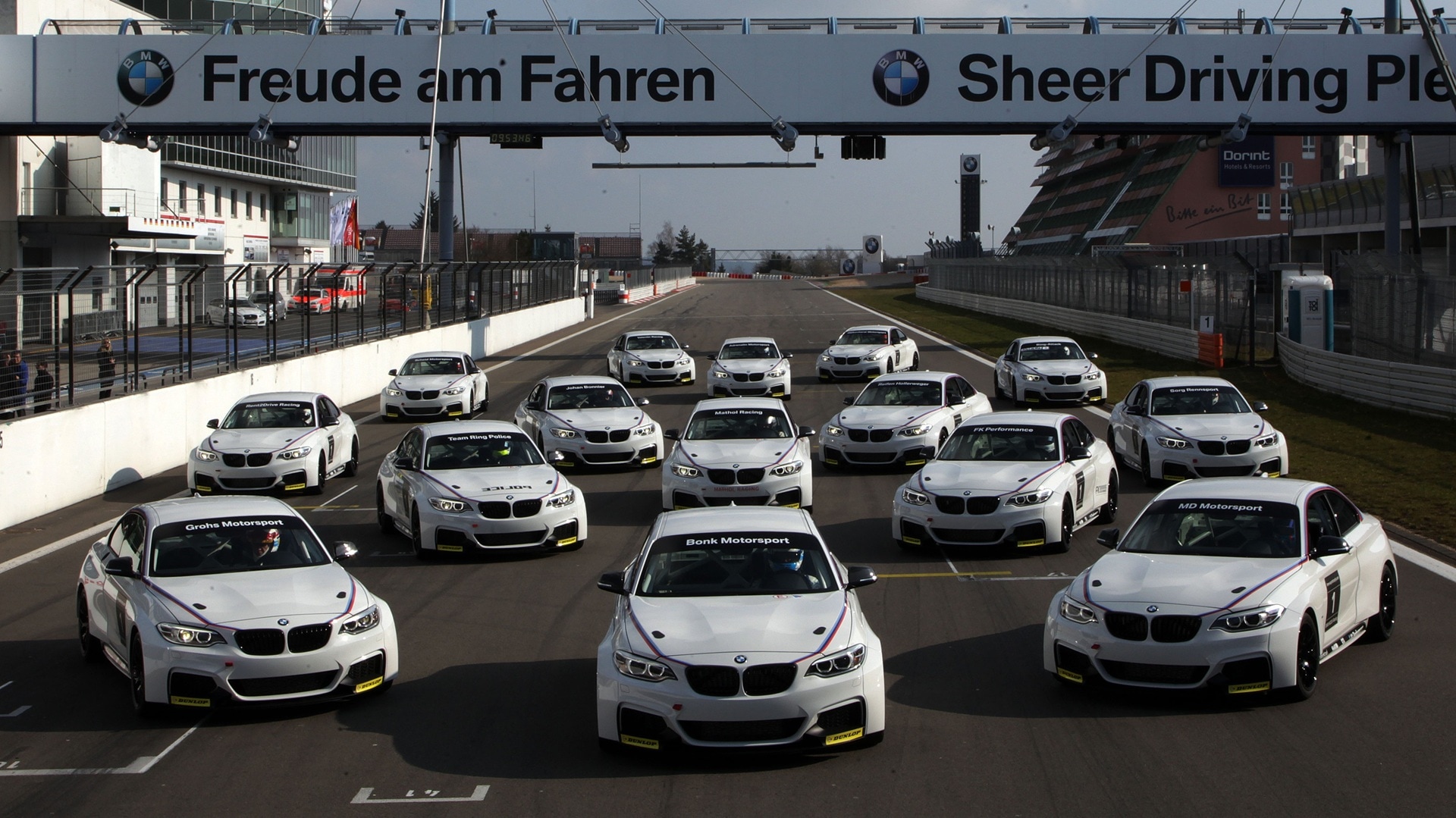 Die ersten BMW 235i Racing bei der&nbsp;Kundenübergabe am Nürburgring, 2014.