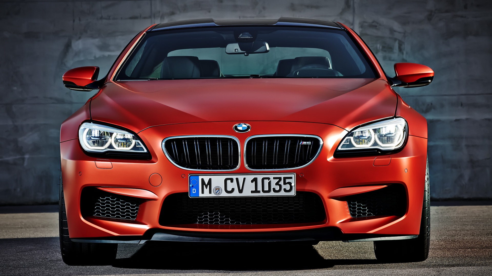 Front of the BMW M6 Coupé F13 after model update showing an altered outline of the headlights.