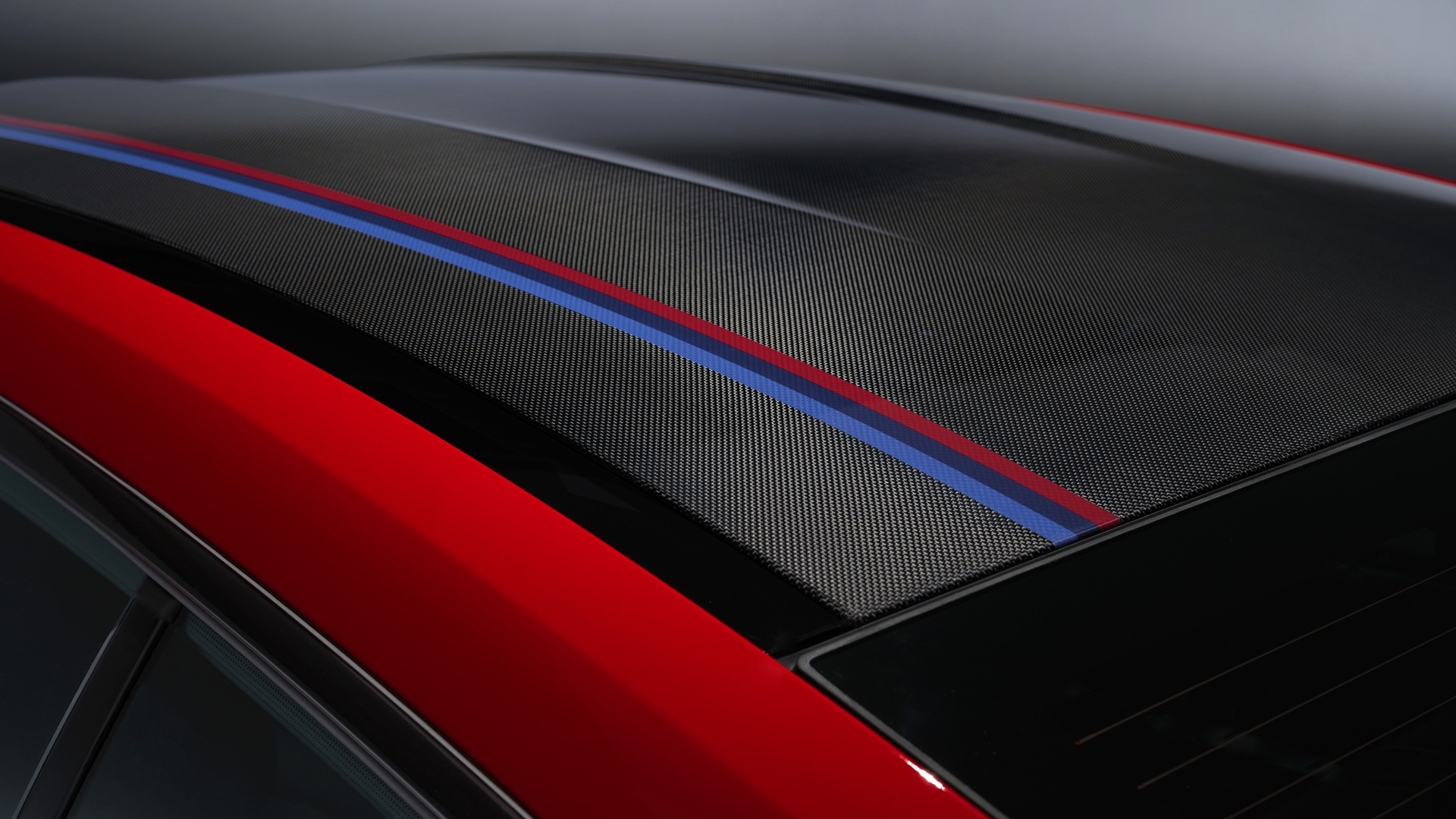 Carbondach des BMW M850i Edition M Heritage mit M Streifen.