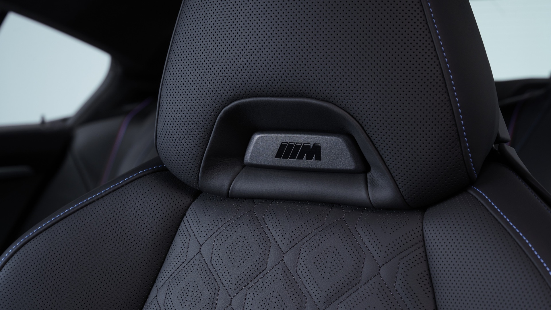 Geprägtes M Badge in der Kopfstütze des BMW M850i Edition M Heritage