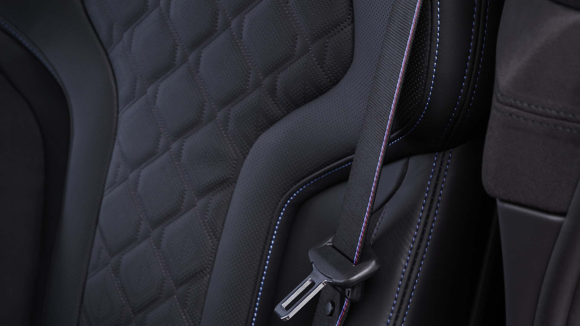 Kontrastziernähte in M Farben an den Sitzen des BMW M850i Edition M Heritage
