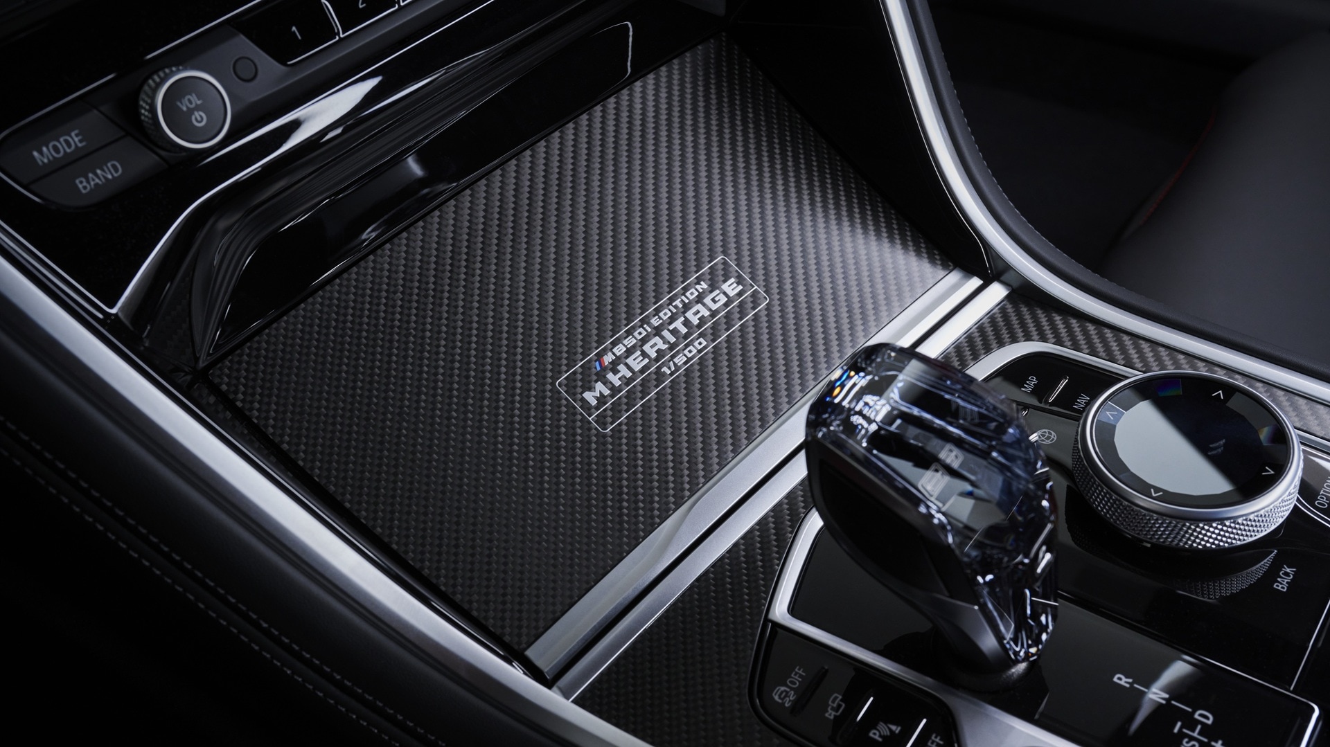 Carbon-Applikation und Crafted Clarity Schalthebel in der Mittelkonsole des BMW M850i Edition M Heritage