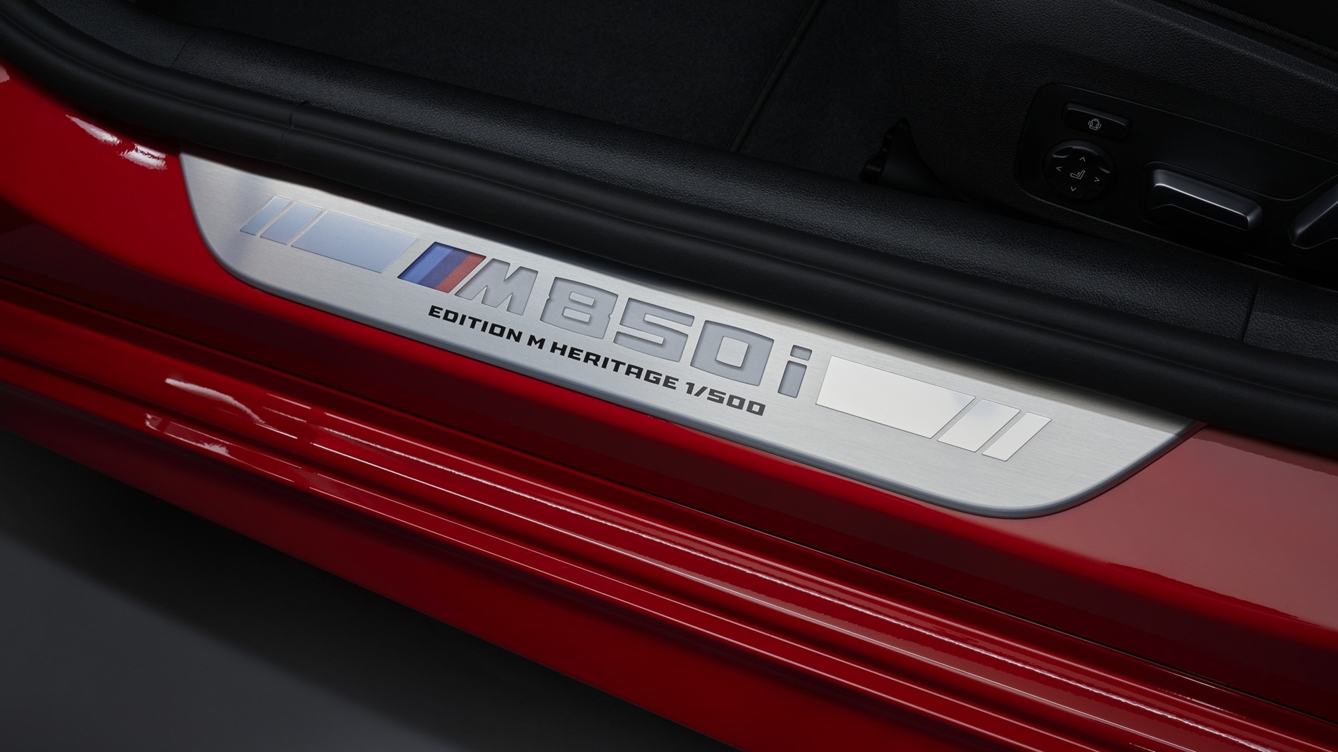 M Einstiegsleiste mit Editionsnummerierung des BMW M850i Edition M Heritage