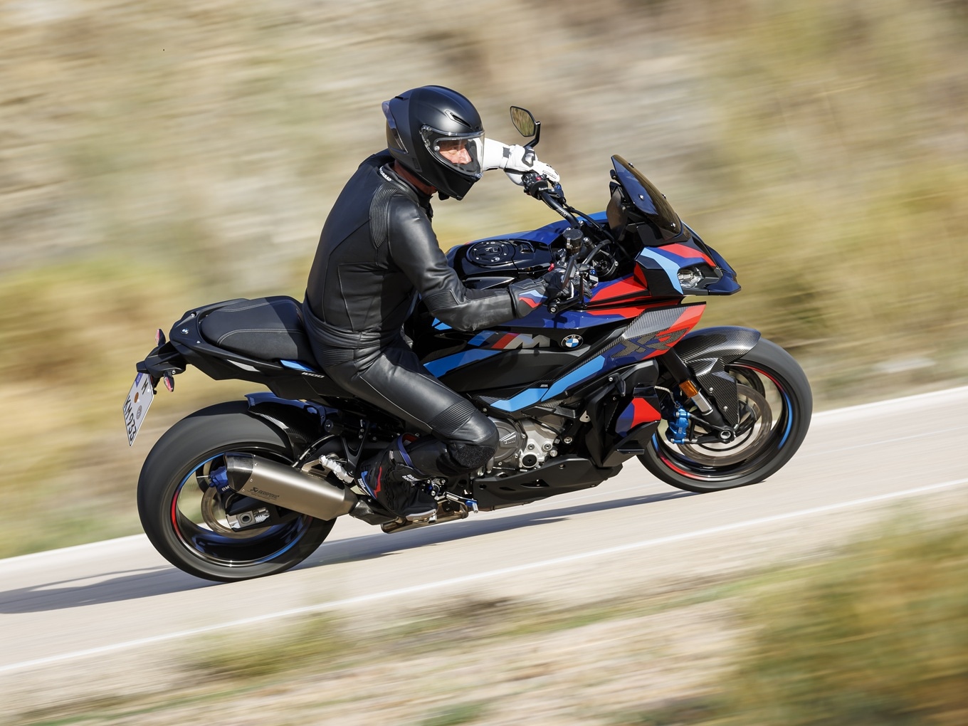 BMW M 1000 XR fährt durch Kurve.