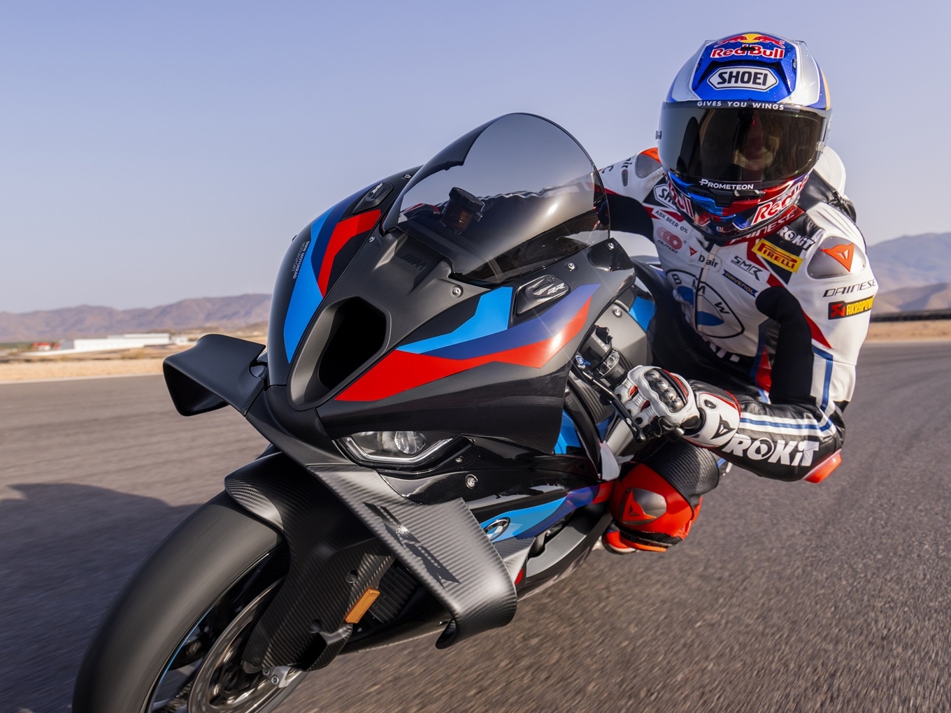 BMW M 1000 RR fährt auf einer Rennstrecke. 