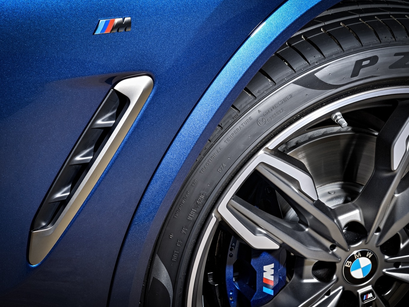 Das seitliche Kiemenelement und blaue Bremssättel des BMW X3 M40i G01