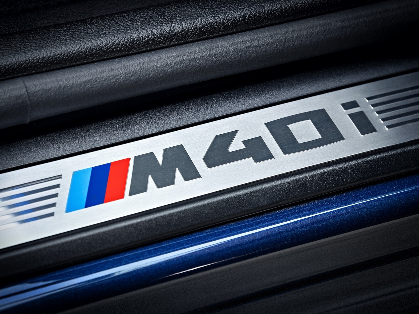 Einstiegsleiste des BMW X3 M40i G01 mit M 40i Schriftzug. 