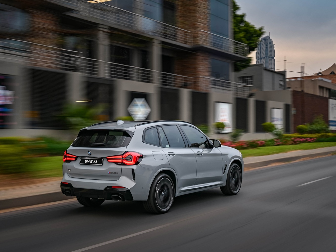 Heckansicht des BMW X3 M40i G01 LCI während der Fahrt. 