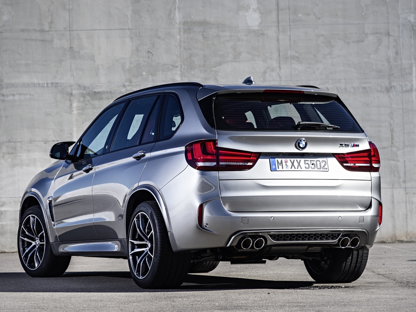 Heckansicht des BMW X5 M F85 mit vier Endrohren.
