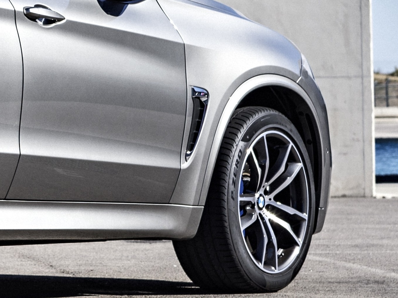 Rechte vordere Seite des BMW X5 M F85 mit 20-Zoll-Leichtmetallrad und M spezifischen, seitlichen Kiemen.