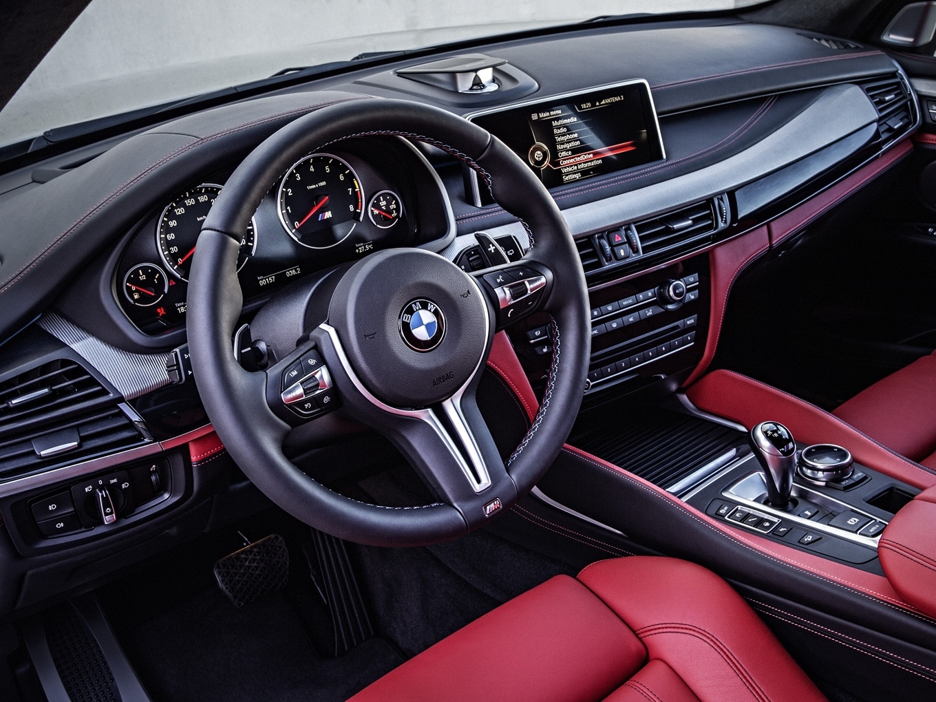 Exklusive Lederausstattung, M Lederlenkrad mit Schaltpaddles und M Gangwahlschalter des BMW X5 M F85.