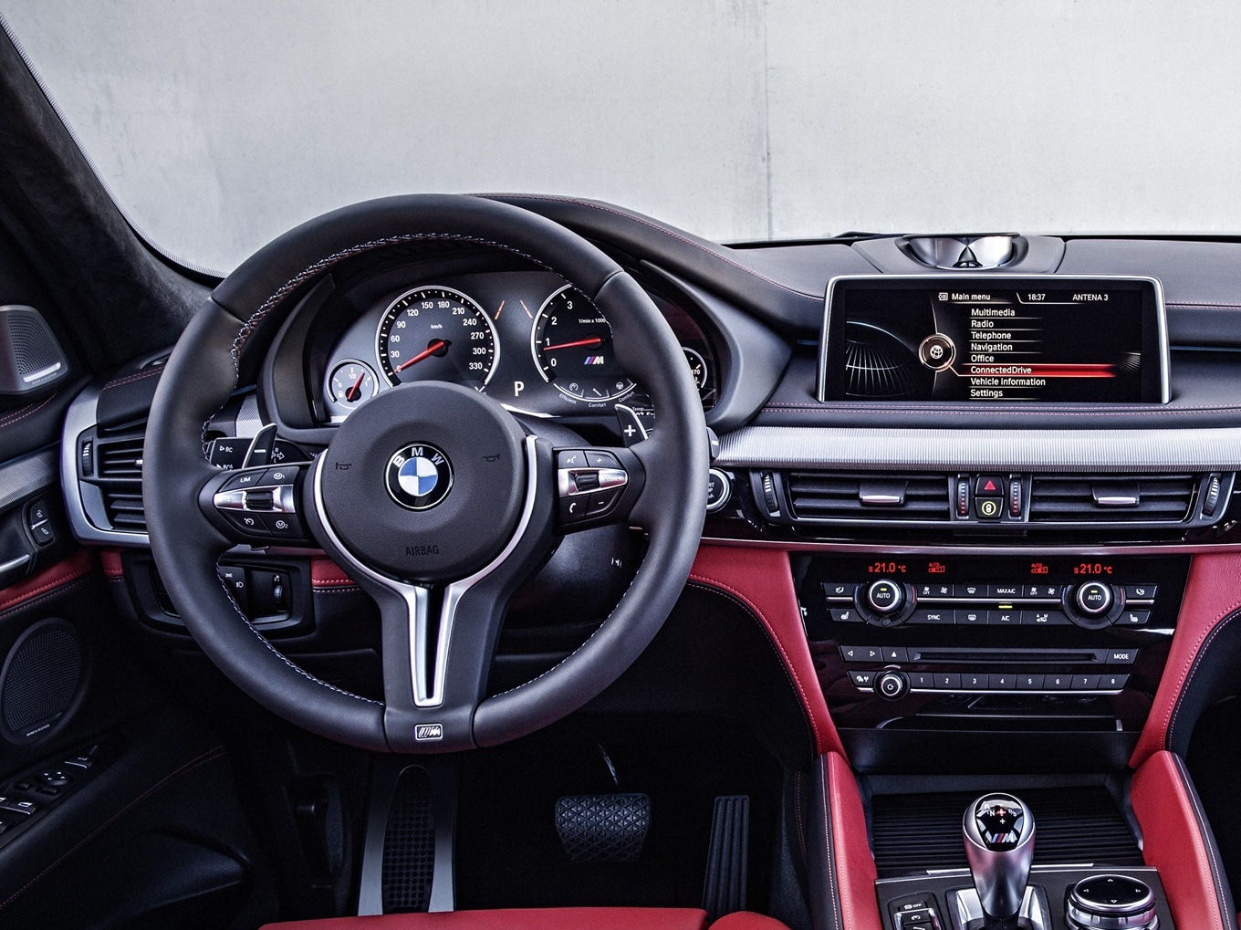 Interieur des BMW X5 M F85 mit M Instrumentenkombination.