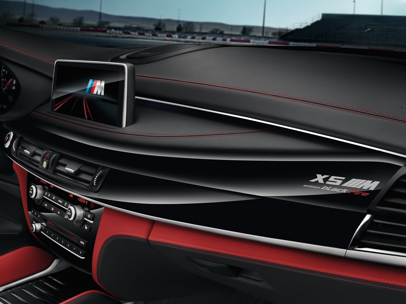 Interieurleiste im Innenraum des BMW X5 M F85 Edition Black Fire mit X5 M Schriftzug