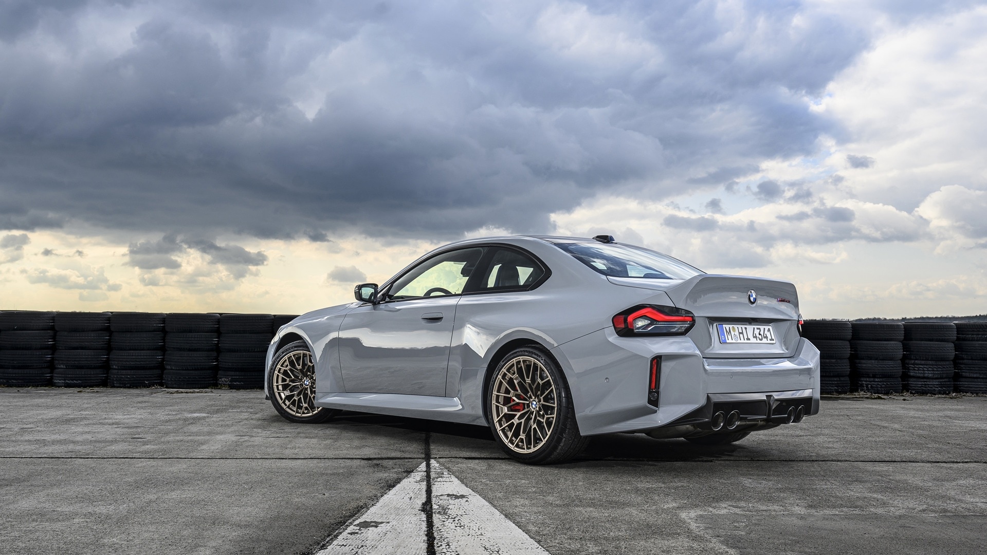 BMW M2 CS G87 mit gut sichtbarem "Ducktail" in der Heckklappe. 