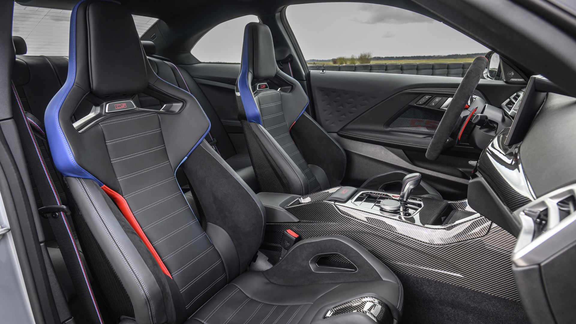 Fahrgastzelle des BMW M2 CS G87 mit Schalensitzen. 