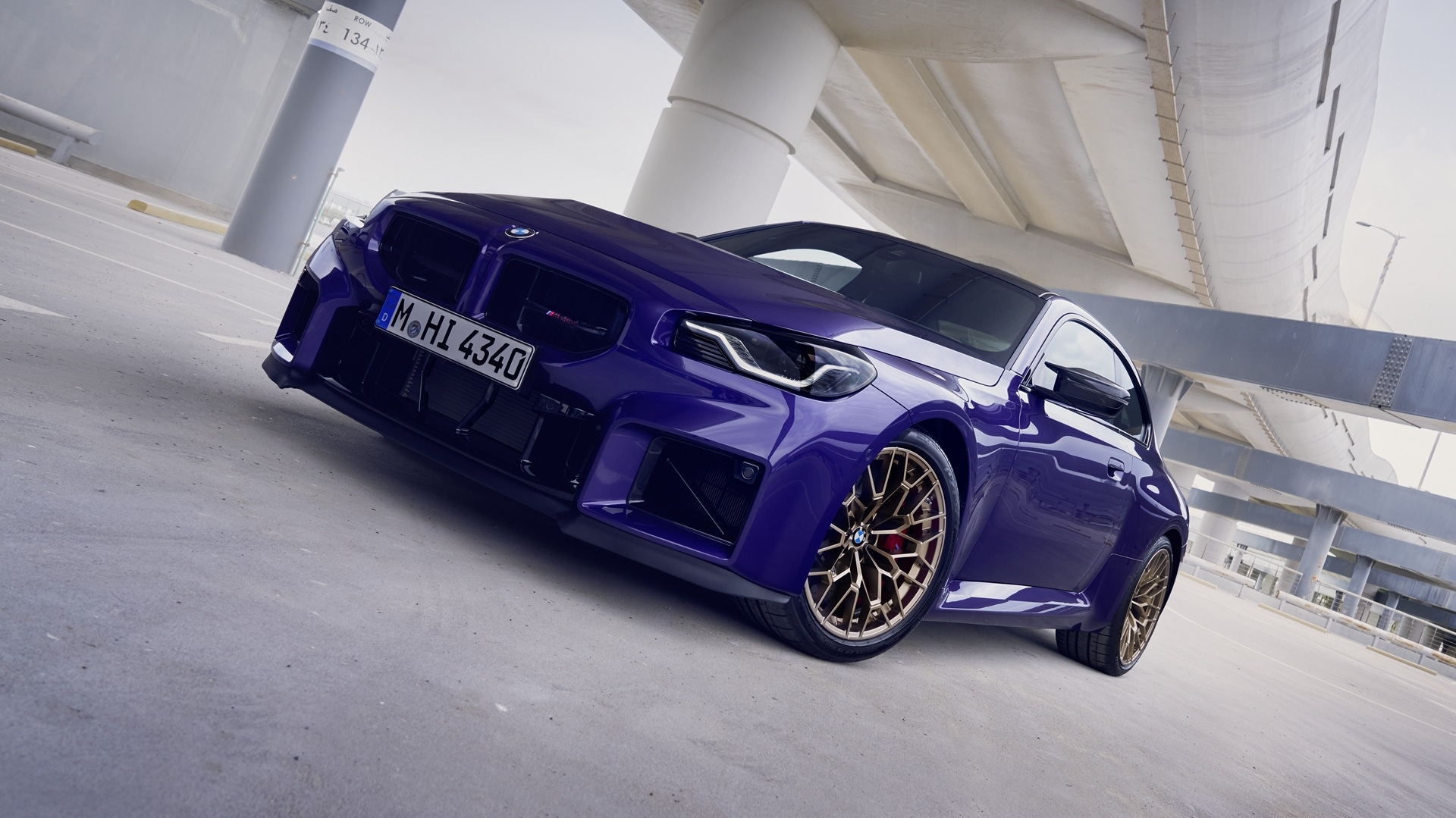 Zwei BMW M2 CS in Velvet Blue metallic und in M Brooklyn Grau metallic auf einer Rennstrecke.