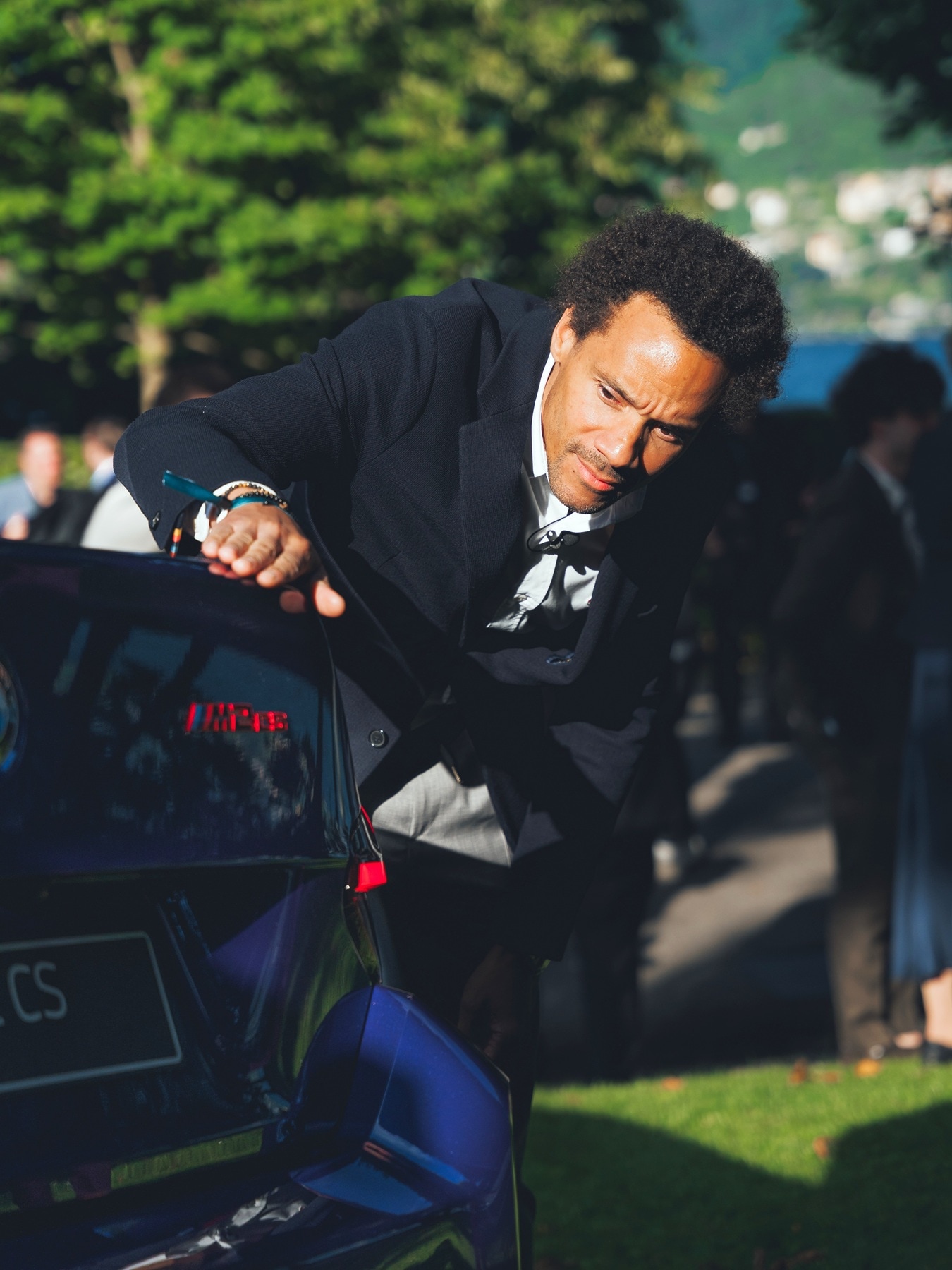 BMW M Designer Oliver Heilmer am Heck des BMW M2 CS