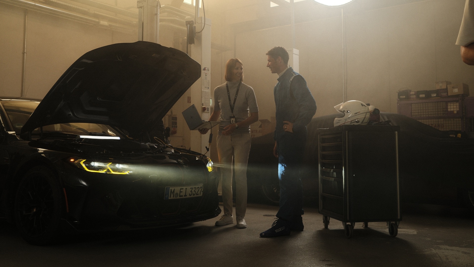 Daniela Schmid und Axel Theiling, Mitarbeiter bei BMW.