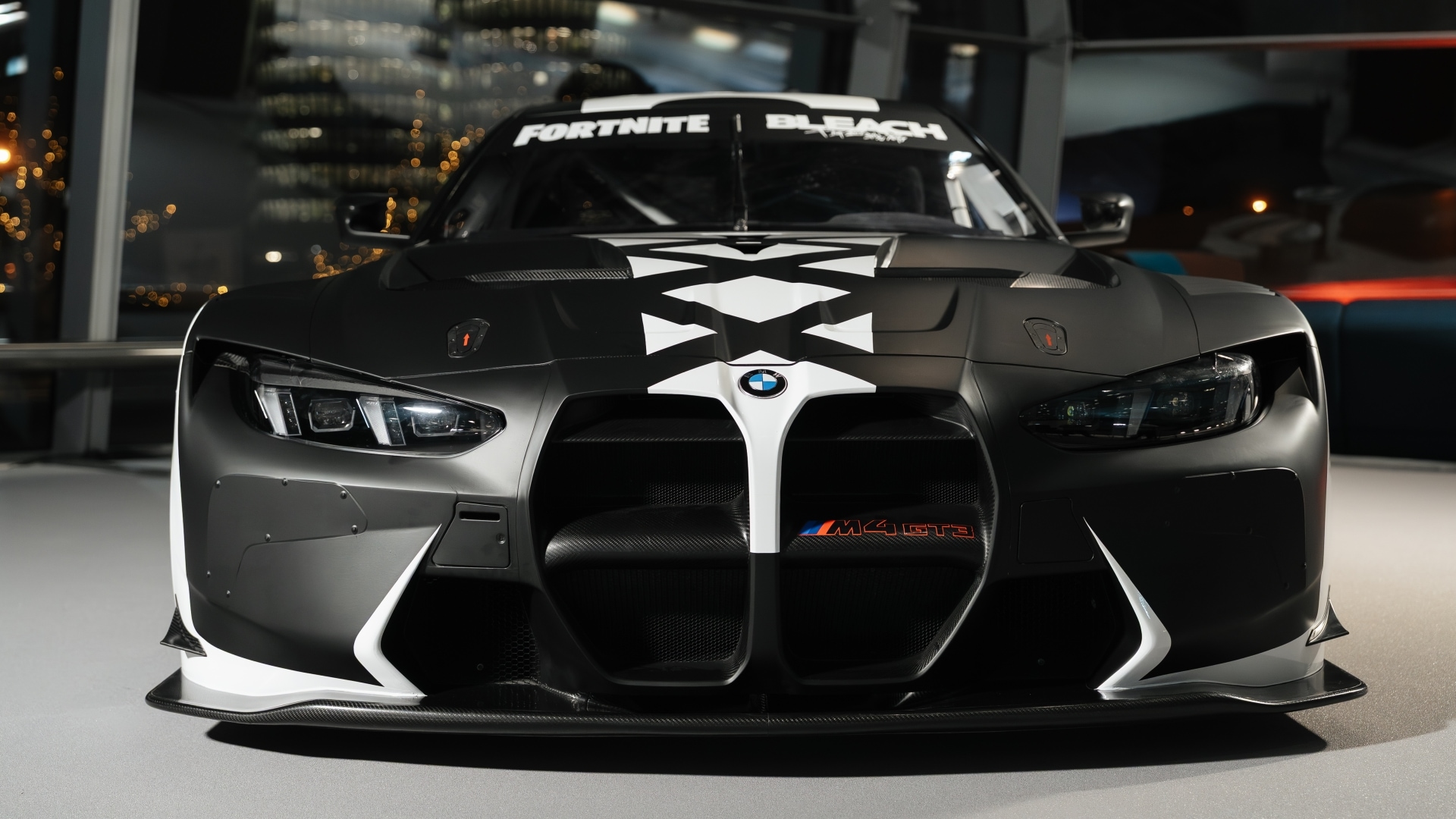 BMW M4 GT3 EVO IM „BLEACH“-DESIGN. - BMW M Rennwagen bei Fortnite und Rocket League.