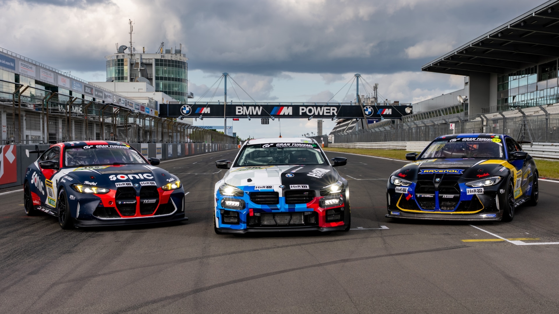 BMW M4 GT4 EVO und BMW M2 Racing