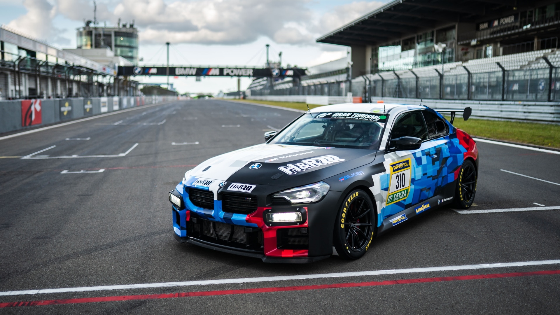 BMW M2 Racing auf der Zielgeraden des Nürburgrings