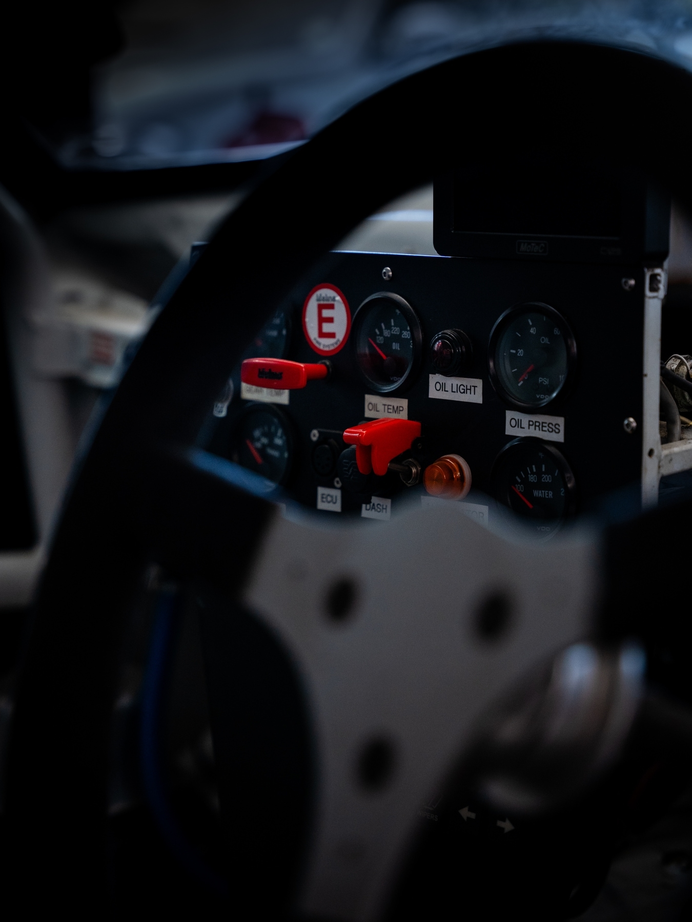 Race car cockpit: the most important instruments always to hand.