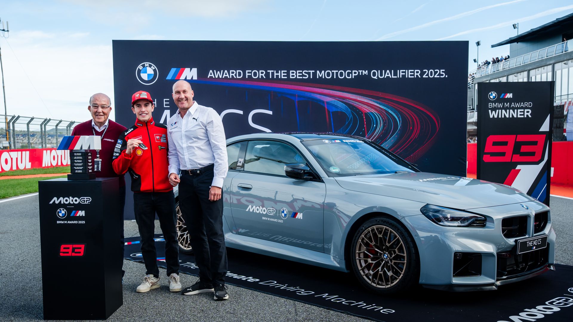 Carmelo Ezpeleta and Axel Mittler hand over the BMW M Award 2025 to Marc Márquez