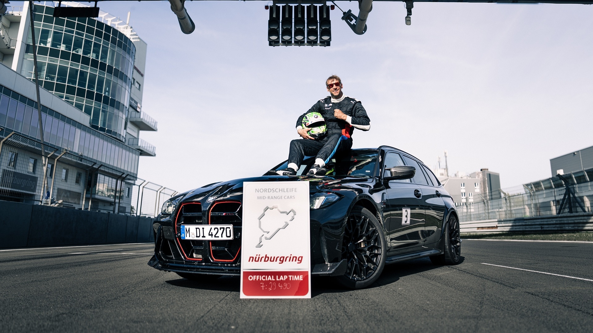 BMW M Testfahrer Jörg Weidinger mit dem BMW M3 CS Touring auf dem Nürburgring