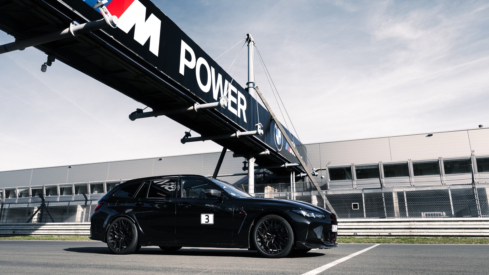 BMW M3 CS Touring fährt auf dem Nürburgring über die Ziellinie.