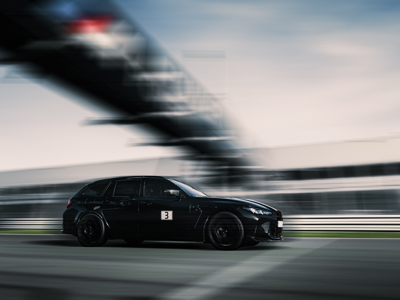 BMw M3 CS Touring fährt über die Ziellinie des Nürburgrings.