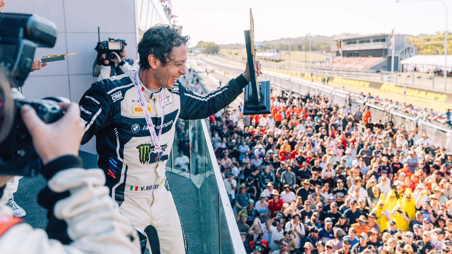 Valentino Rossi auf dem Podest mit Trophäe nach dem 12-Stunden-Rennen von Bathurst 2025.