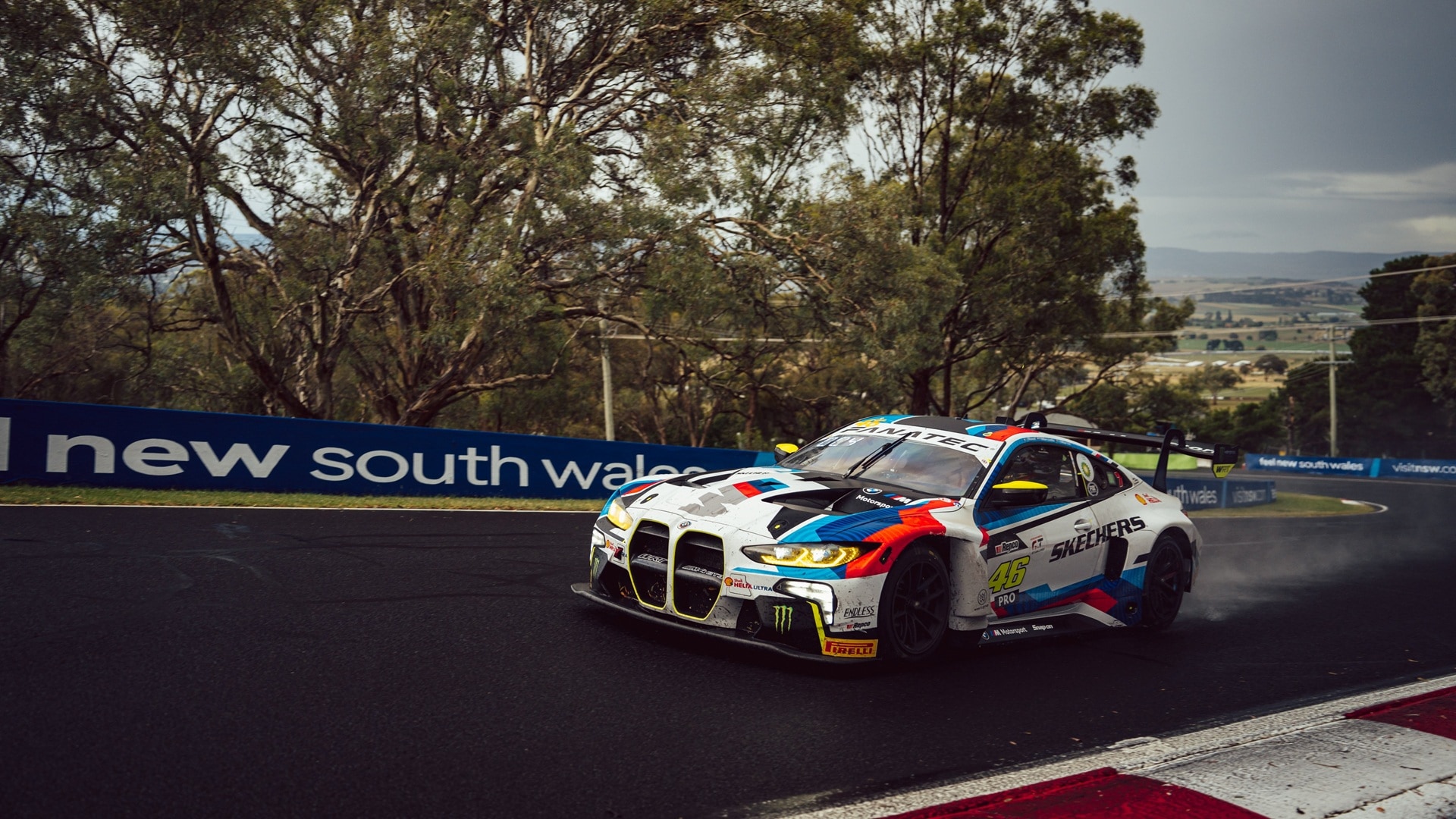 Valentino Rossis #46 BMW M4 GT3 beim 12-Stunden-Rennen von Bathurst 2024. 