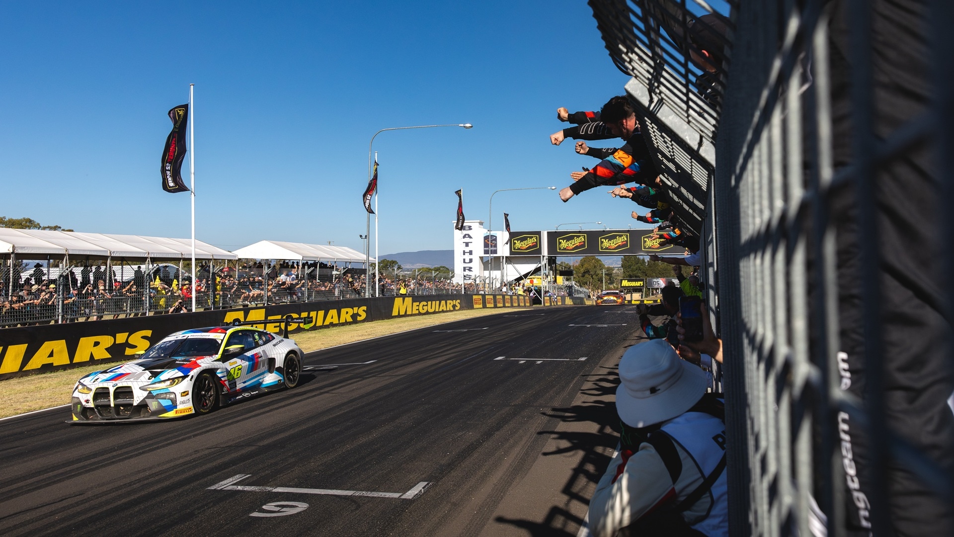 Valentino Rossis #46 BMW M4 GT3 fährt beim 12-Stunden-Rennen von Bathurst 2025 an der Tribüne entlang.