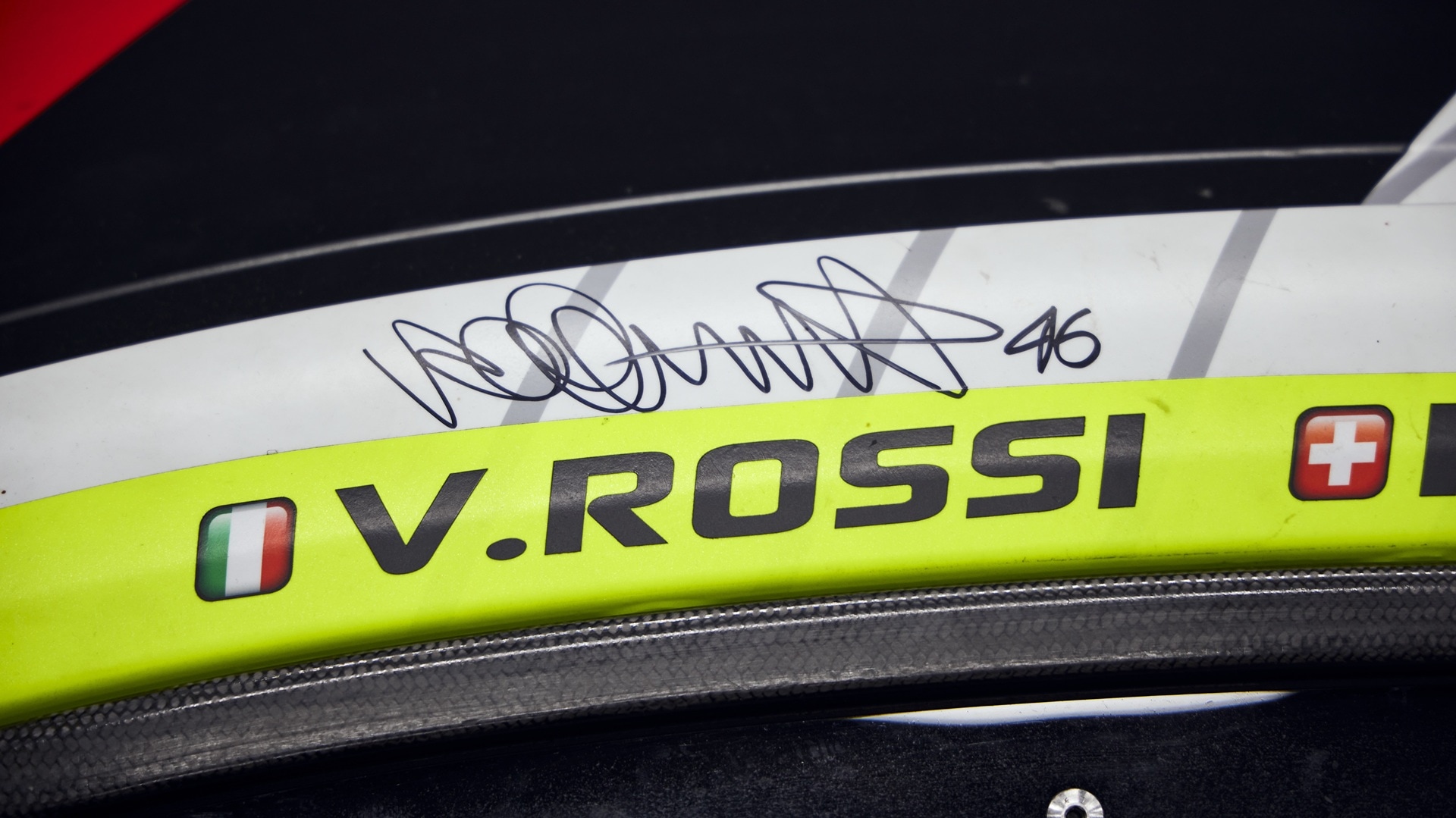 Valentino Rossis Unterschrift auf der Karosserie des #46 BMW M4 GT3