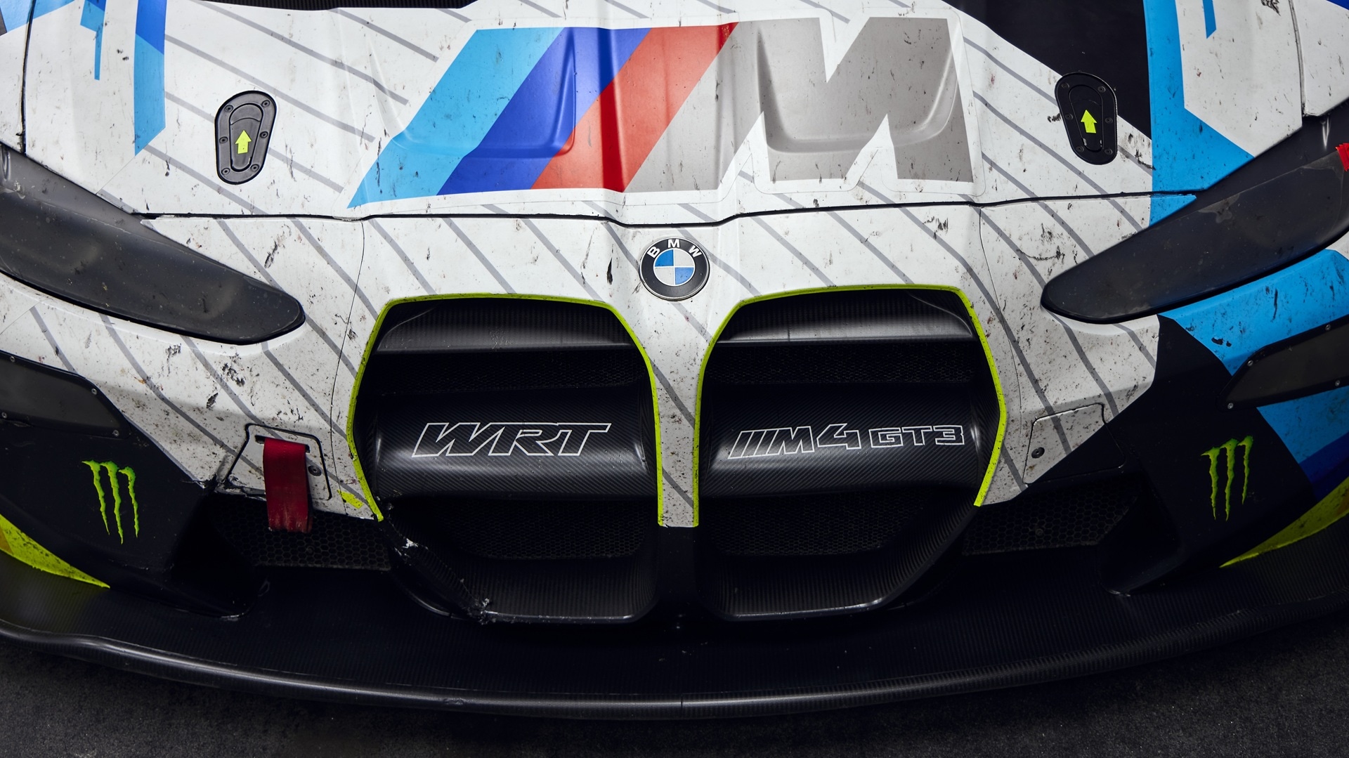 Motorhaube und Kühlergrill von Valentino Rossis #46 BMW M4 GT3 mit Spuren des letzten Rennens.