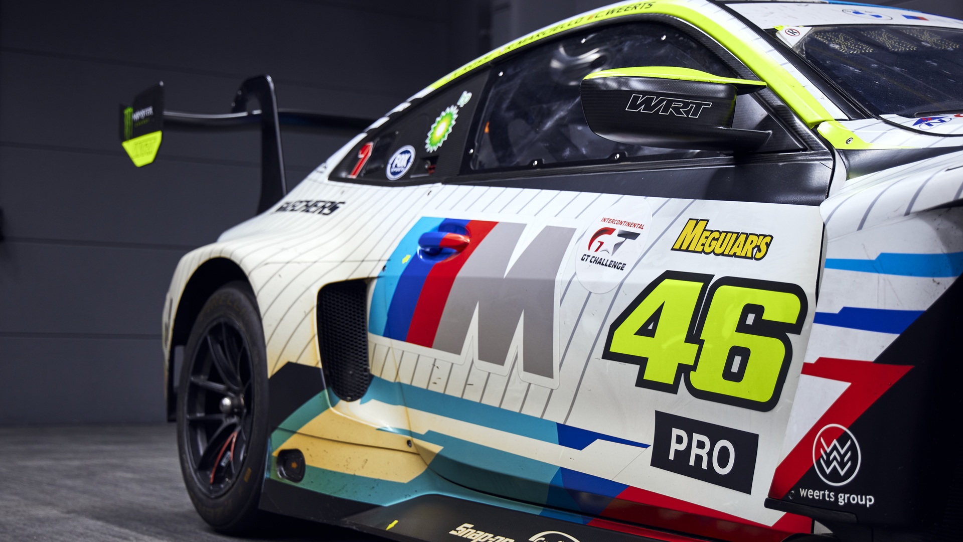 Seite von Valentino Rossis #46 BMW M4 GT3 mit Livery und Stickern.