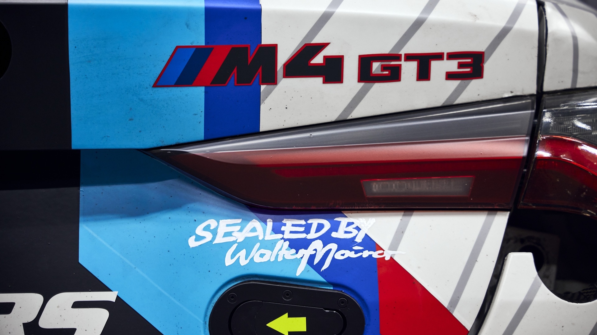 Autogramm des Art Car Spezialisten Walter Maurer am Heck von Valentino Rossis #46 BMW M4 GT3.