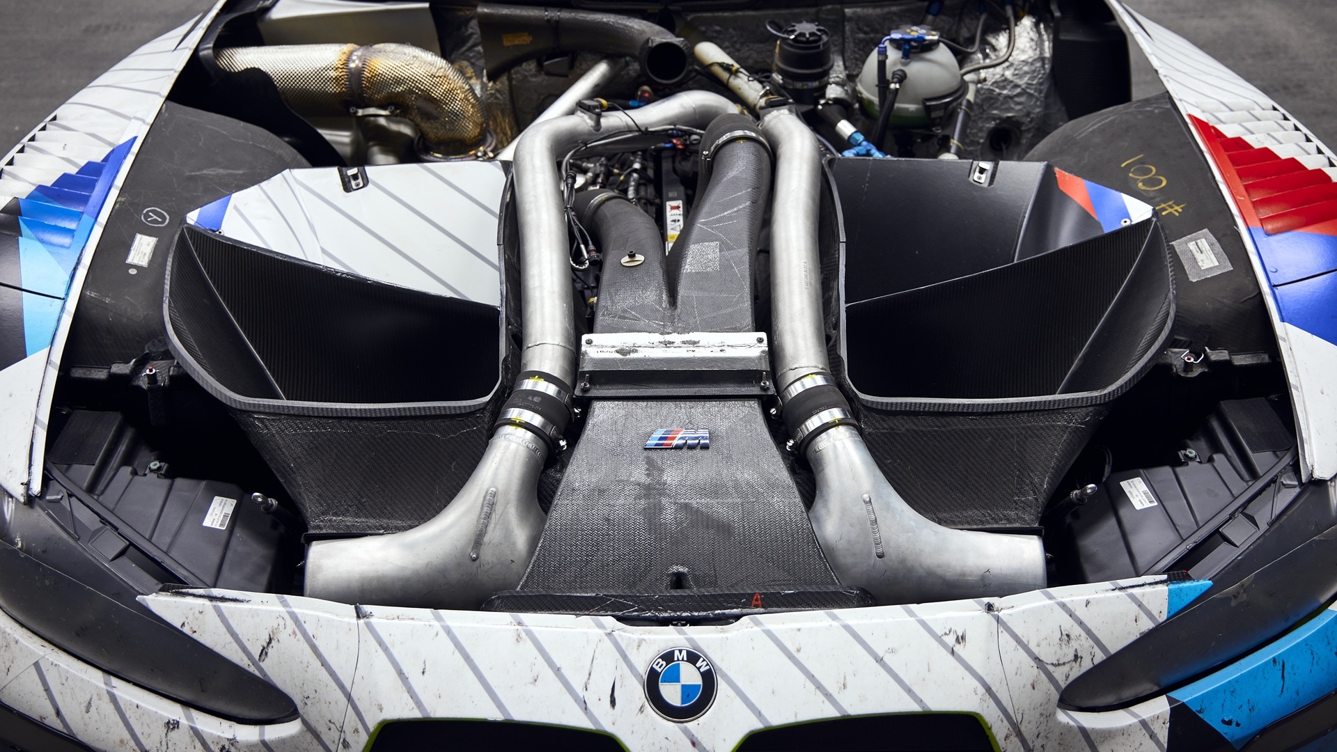 Motorraum mit aufwendiger Luftführung.