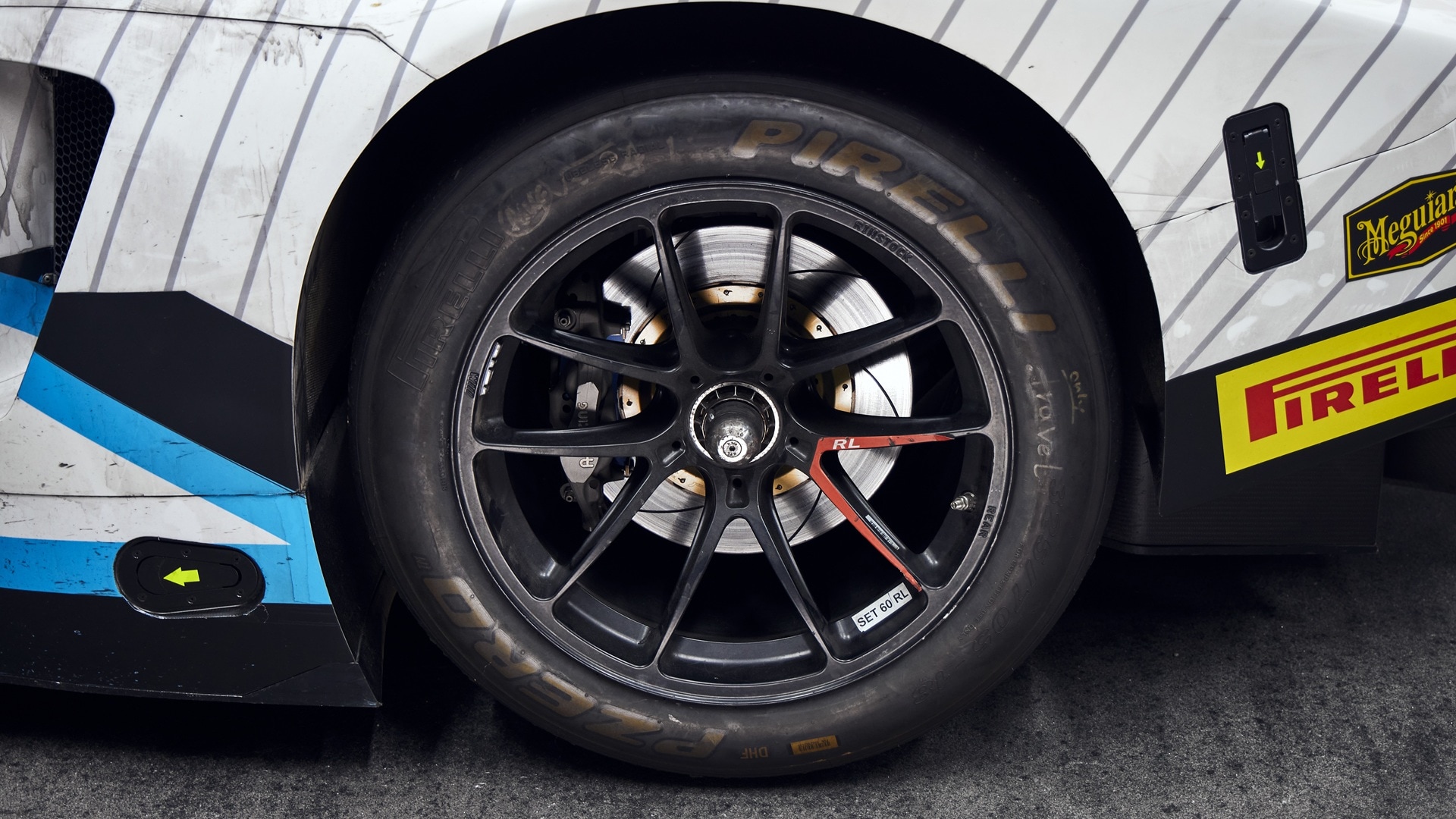 Reifen und Bremse von Valentino Rossis #46 BMW M4 GT3 mit den Spuren vom letzten Rennen.